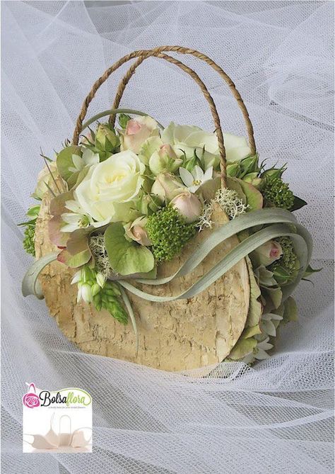 Vous voulez que le jour du mariage soit une journée exceptionnelle? Commencez par vous procurer un joli bouquet de fleur réalisé avec […] Raindrops And Roses, Flower Handbag, Flower Purses, Creative Flower Arrangements, Floral Handbags, Floral Purse, Floral Bags, Flower Bag, Deco Floral