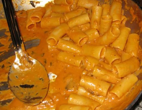 Rigatoni alla lupara: la ricetta tradizionale calabrese per un sugo di pomodoro vellutato e goloso - Più Ricette Rigatoni, Linguine, Calabria, Stuffed Hot Peppers, Gnocchi, Border Collie, Italian Recipes, Carrots, Spaghetti