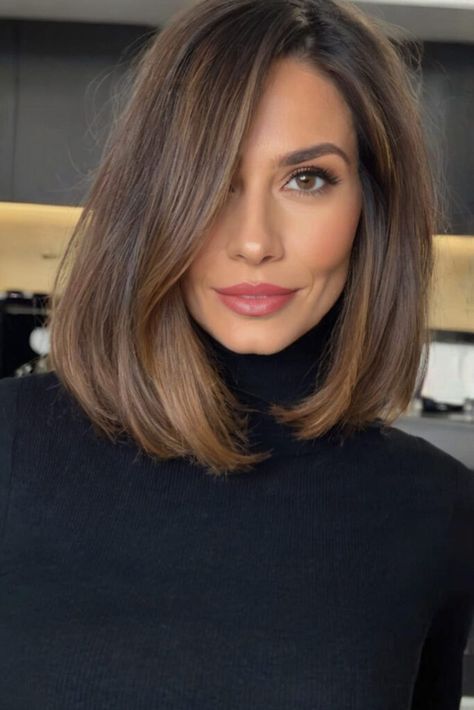 Top 19 Low-Maintenance Medium-Length Haircuts That Everyone Is Talking About - Bangz Hair Design Hair Without Styling, Low Maintenance Bob, Scrunched Hair, Curly Lob, Long Layered Cuts, Curly Hair Types, Hair Advice, Short Wavy Hair, Haircut For Older Women