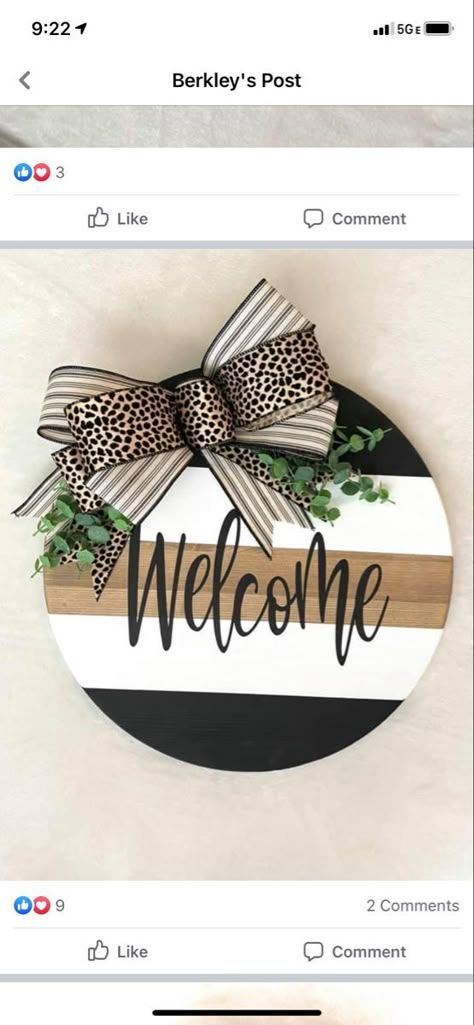 Diy Wooden Wreaths For Front Door, Circle Signs Wooden Diy Christmas, Diy Wooden Round Sign, Wooden Rounds Sign, Ideas For Wooden Signs, Wood Rounds Signs, Diy Circle Sign, Circle Board Ideas, Wooden Circle Door Signs