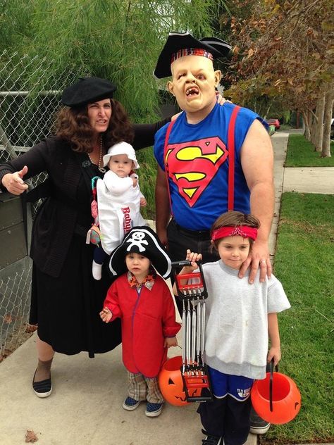 59 Family Halloween Costumes That Are Clever, Cool And Extra Cute Holloween Costumes, Creative Halloween Costumes Diy, Best Group Halloween Costumes, Awesome Costumes, Family Dress, Halloween Costumes For Family, Halloween Tricks, Costume Inspirations, Matching Halloween Costumes