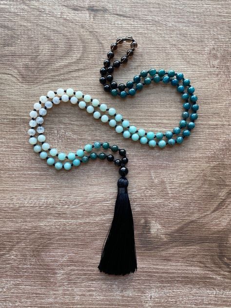 This gorgeous 108 bead gemstone Mala has been hand-knotted with natural silk cord and made with Apatite, Amazonite, Moonstone, Silver Obsidian and Hypersthene. Mala Beads Meaning, Beaded Necklace Outfit, Necklace Jewelry Display, Silver Obsidian, Mala Jewelry, Knotted Mala, Mala Bead Necklace, Beaded Rope, Red Bracelets