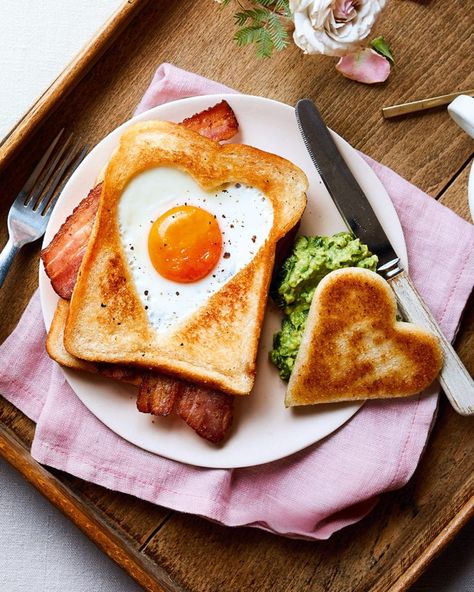 Get Valentine's Day off to a flying start this year by serving these heart-shaped egg-in-a-hole toasts for breakfast (in bed, of course). Romantic Breakfast, Decorações Com Comidas, Delicious Magazine, Valentines Day Food, Valentines Food, An Egg, Egg Recipes, Pretty Food, Cute Food