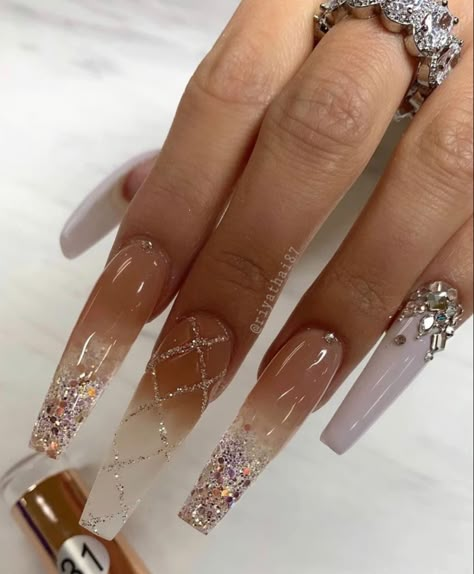 Diamond Nail Designs, Shiny Nails Designs, Nail Short, Gucci Nails, Valentines Day Nail, Beauty Nails Design, Ombre Acrylic Nails, Nails Design With Rhinestones, Glamorous Nails