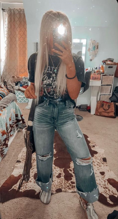 Western Fashion Midsize, Cute Outfit With Black Boots, Lounge Western Outfits, Cute Boho Western Outfits, Cute Casual Cowgirl Outfits, Western Fits Casual, Straight Leg Jeans Outfits Country, Cute Western Outfits Fall, Outfit Ideas Southern