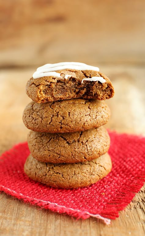 Vegan Gluten Free gingerbread cookies! minimalistbaker.com recipes Vegan Gluten Free Gingerbread, Gluten Free Gingerbread Men, Gluten Free Gingerbread Cookies, Gluten Free Gingerbread, Ginger Bread Cookies Recipe, Vegan Holiday, Gf Desserts, Gluten Free Sweets, Gluten Free Foods