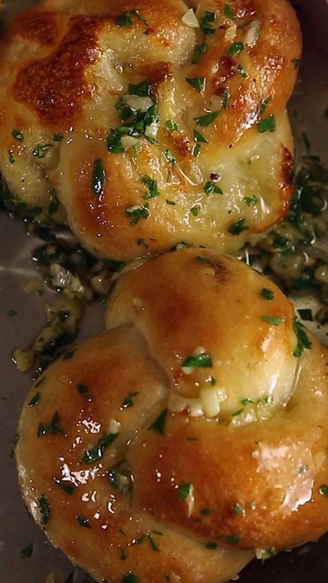 Garlic Knots With Cheese, Cheesy Garlic Knots Recipe, Mozzarella Stuffed Rolls, Cheesy Stuffed Bread, Cheesy Meals Dinners, Snacks For Coffee Time, Cool Cooking Videos, Cheesy Food Videos, Cheesy Recipes Videos