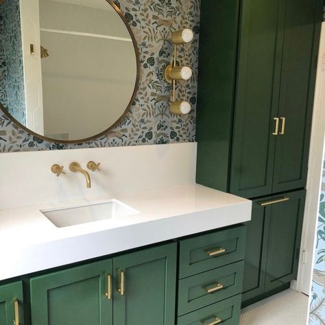 Instagram Bathroom, Bathroom Color Schemes, Bad Inspiration, Bathroom Color, Green Cabinets, Hygge Home, Bad Design, Green Bathroom, Bathroom Wallpaper