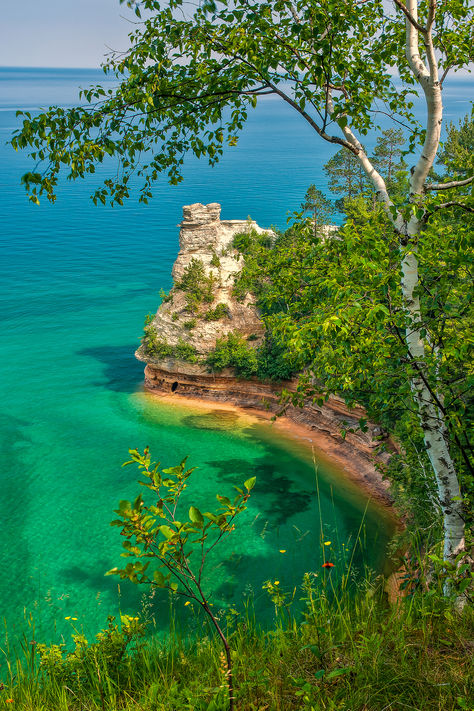 Discover the magic of Pictured Rocks National Lakeshore! 🌊 Hike through lush forests, kayak along colorful cliffs, and witness stunning sunsets. Your Upper Peninsula adventure awaits! #PureMichigan #PicturedRocks #TravelInspiration Hiawatha National Forest, Pictured Rocks, Pictured Rocks National Lakeshore, Mackinac Bridge, Cascade Waterfall, Kayak Trip, Upper Peninsula, Scenic Beauty, Most Beautiful Places