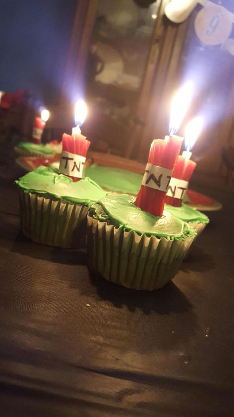 Minecraft cupcakes Cupcakes Minecraft, Minecraft Cupcake, Minecraft Cupcakes, Minecraft Party Decorations, Minecraft Birthday Cake, Minecraft Theme, Harry Birthday, Diy Minecraft, Minecraft Birthday Party