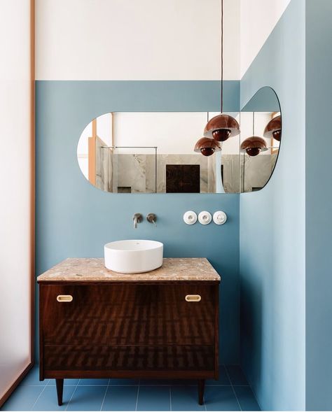 Vintage Apartment, Bad Inspiration, Design Del Prodotto, Interior Design Studio, Bathroom Inspiration, 인테리어 디자인, Bathroom Interior Design, Bathroom Interior, Round Mirror Bathroom