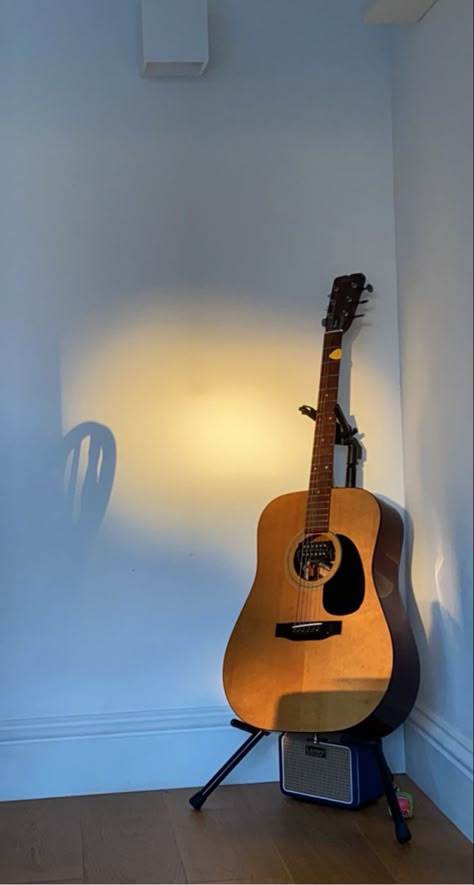 Ziggy Katz Aesthetic, Acoustic Guitar Aesthetic Wallpaper, Maybe Someday Colleen Hoover, Acoustic Guitar Photography, Guitar Aesthetic, Guitar Lessons Songs, Acoustic Guitar Music, Guitar Obsession, Guitar Photos