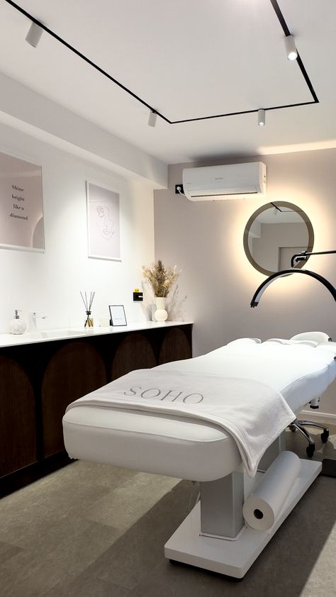 Located in the heart of Bucharest is the all-encompassing Soho House of Beauty. This venture opened its doors in September 2023 and offers an unparalleled experience. #sohohouse Clean Esthetician Room, Aestethic Beauty Salon, Laser Studio, Esthetician Rooms, Esthetics Room Neon Sign, Luxury Med Spa, Facial Studio, Beauty Clinic Interior Design, Aesthetic Beauty Salon