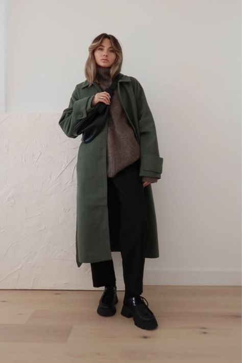 Minimalist Wardrobe Essentials, Ny Outfits, Winter Travel Outfit, Tailored Coat, Green Coat, Street Style Chic, Coat Outfits, Winter 2023, Outfit Inspo Fall