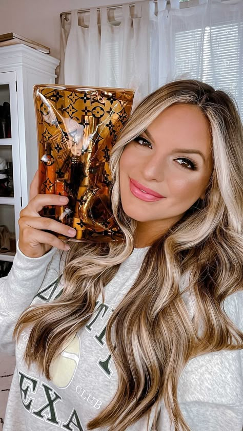 Sandy Blonde With Money Piece, Brown Hair With Blonde Halo, Casey Holmes Hair, Ashy Beachy Blonde Hair, Sandy Brown Hair Extensions, Casey Holmes, Bellami Hair Extensions Bronde, Kylie Hair, Surf Hair