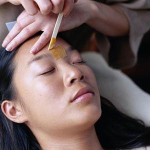 Waxing Your Eyebrows #beauty Face Waxing, Celebrity Eyebrows, Best Facial Hair Removal, Waxing Tips, Get Whiter Teeth, Sugaring Hair Removal, Hair Removal Diy, Sugar Waxing, Waxed Eyebrows