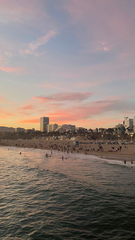 #santa #monica #santamonica #losangeles #sunset #ocean #oceanlife #beach Santa Monica Aesthetic, Santa Monica College, Orange Landscape, Angeles Aesthetic, Golden Aesthetic, Los Angeles Aesthetic, Summer Clouds, Santa Monica Beach, Sunset Ocean