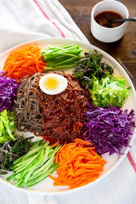 Korean Noodle Salad, Korean Salad, Korean Cold Noodles, My Korean Kitchen, Recipe Korean, Noodle Salad Cold, Pork Wraps, Spicy Noodle, Red Cabbage Salad