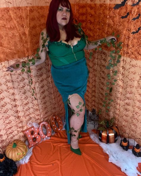 Halloween costumes 👻 Day 11 of 31: Poison Ivy - DC Comics Batman #181 1966 🌿 Costumes straight from my closet, every day of October! #CostumeIdeas #HalloweenInspo #EverydayCostumes #Halloween2024 #PlusSizeFashion #EasyCostumes #comics #DCcomics #batman #green #gothamcity Poison Ivy Dc Comics, Easy Costumes, Halloween Inspo, Poison Ivy, Gotham City, My Closet, Dc Comics, Plus Size Fashion, Ivy