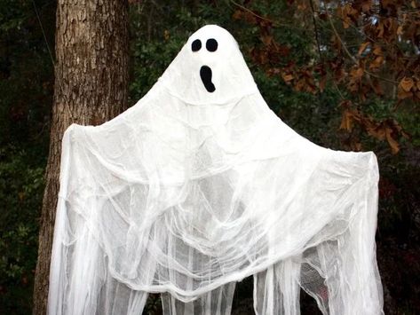 Outdoor Halloween Crafts, Lawn Ghosts, Halloween Ghost Craft, Outdoor Ghosts, Diy Halloween Ghosts, Halloween Diy Outdoor, Ghost Crafts, Halloween Ghost Decorations, Hanging Ghosts