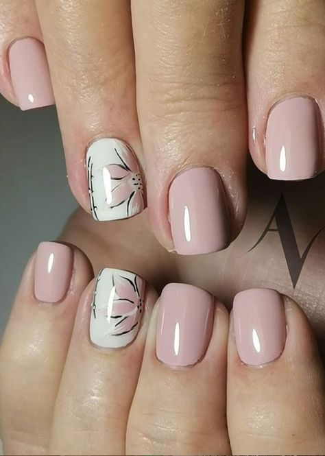 Nail Designs For Light Skin, Springtime Nails Simple, Nail Ideas Neutral Colors, Nail Arts Short Nails, Short Nail Manicure Ideas Simple, Simple Spring Nails Casual, Elegant Spring Nail Art, Floral Tip Nails, Modern Nail Designs