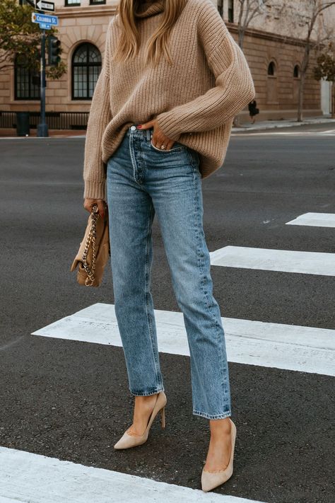 Beige Sweater Outfit, Sydney Winter, Turtleneck Sweater Outfit, Sweater And Jeans Outfit, Tee Outfits, Beige Handbag, Outfit Beige, Oversized Sweater Outfit, Jeans Outfit Winter