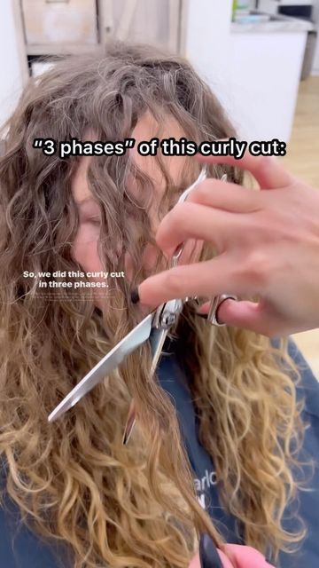 Haircuts For Wavy To Curly Hair, Short Haircuts For Frizzy Curly Hair, Butterfly Haircut For Thick Wavy Hair, Flattering Curly Haircuts, Butterfly Haircut On Long Curly Hair, Avoid Triangle Curly Hair, Short Curly Hair Hacks, Mid Wavy Haircuts, Curly Hair Cuts Before And After