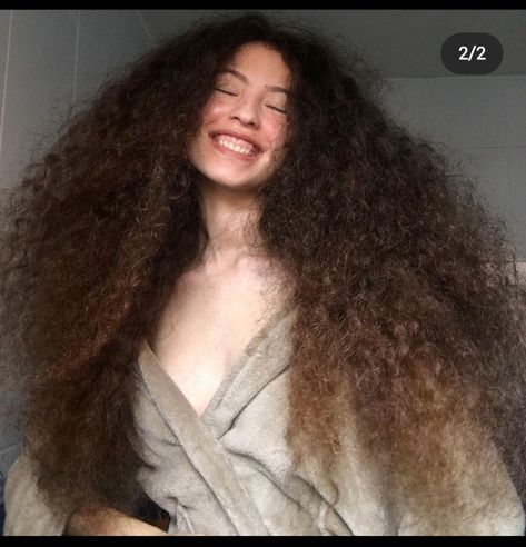 Fuzzy Hair Styles, Brushed Out Curly Hair, Big Frizzy Hair, Long Frizzy Hair, Curly Big Hair, Frizzy Hairstyles, Poofy Hair, Best Body Wash, World Hair