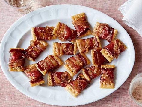 Ree Drummond's Holiday Bacon Appetizers #Thanksgiving #ThanksgivingFeast #Apps Holiday Bacon Appetizers, Easy Thanksgiving Recipes Appetizers, Bacon Recipes Appetizers, Crackers Appetizers, Best Thanksgiving Appetizers, Thanksgiving Appetizers Easy, Healthy Asian, Thanksgiving Appetizer Recipes, Bacon Appetizers