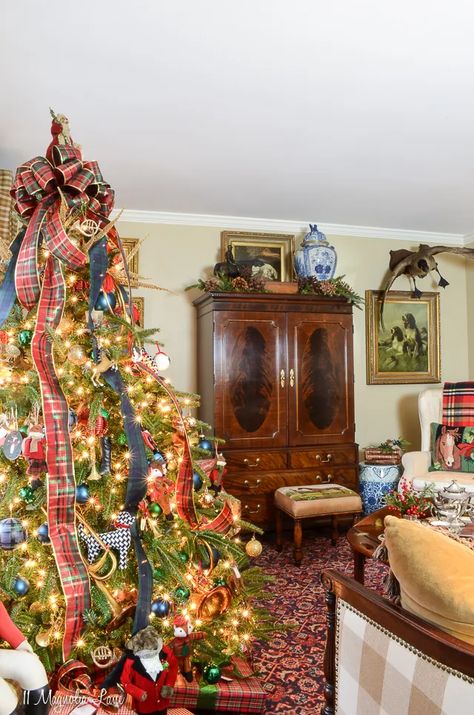 2018 Holiday Home Tour: Danielle’s Home {Part 1} Magnolia Christmas Decor, Historic Cottage, Southern Christmas, Easy Diys, Holiday Home Tour, Tartan Christmas, Gold Christmas Decorations, White Christmas Decor, Days Left