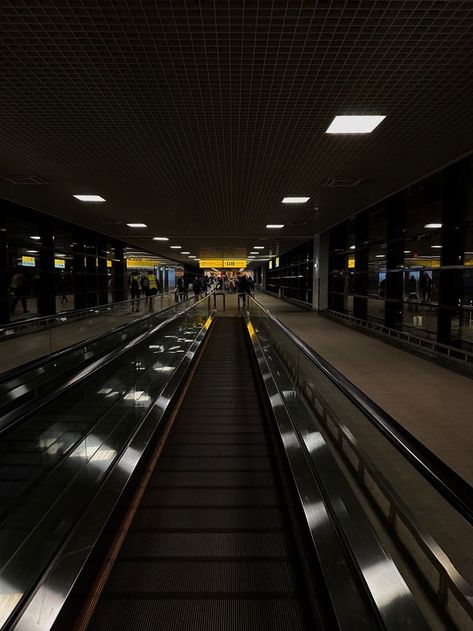 Dark Airport Aesthetic, Flight Astethic, Traveling Astethic, Airport Aesthetic Night, Hayley Aesthetic, Airport Vibes, Plane Photos, Travel Prep, Airport Aesthetic