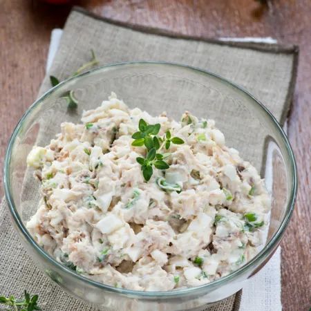 Rillette de maquereaux de sarzeau : recette de Rillette de maquereaux de sarzeau Mayo Dressing, Canned Fish, Fish Salad, Kosher Recipes, Protein Pack, How To Make Salad, Feta Cheese, Finger Foods, Feta