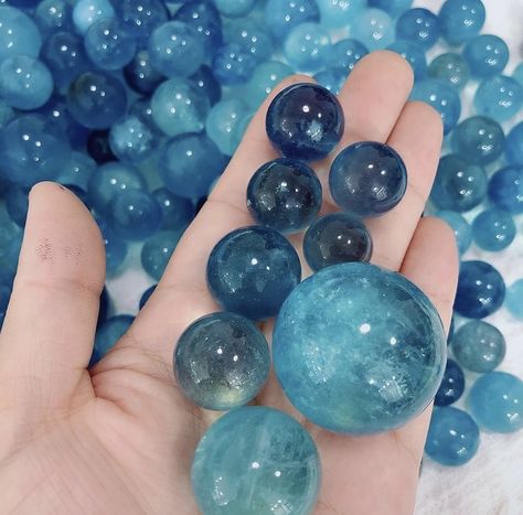 Moonstone Blue Aesthetic, Aquamarine Aesthetic Gem, Light Blue Crystals, Ocean Crystals Aesthetic, Light Blue Crystals Stones, Crystal Aesthetic, Pretty Rocks, Cool Rocks, Blue Gems