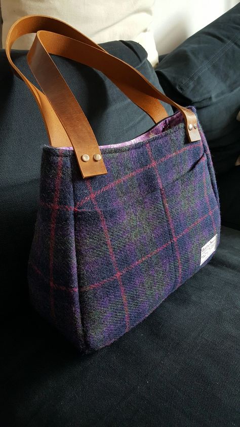 Making a bag with Harris Tweed (traditional Hebridean cloth) - Creativity post - Imgur Sewing Handbag, Tweed Purse, Wool Purse, Tweed Handbag, Tweed Bag, Sac Diy, Wool Bags, Diy Bag Designs, Sewing Bags