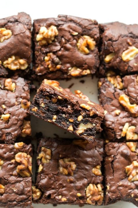 Keto Chocolate Walnut Brownies are a delicious flourless dessert made without flour, without eggs and without sugar- Super fudgy, rich and loaded with walnuts! Sweets Without Sugar, Walnut Brownie Recipe, Chocolate Walnut Brownies, Flourless Desserts, Flourless Brownies, Walnut Brownies, Brownie Recipes Healthy, Keto Chocolate Cake, Healthy Chocolate Recipes