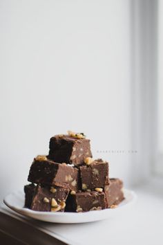 Chocolate walnut fudge bites Fudgy Homemade Brownies, Fudge Bites, Fudge Bar, Chocolate Walnut Fudge, Walnut Fudge, Recipe Cake, Square Pan, Homemade Brownies, Food Sweet