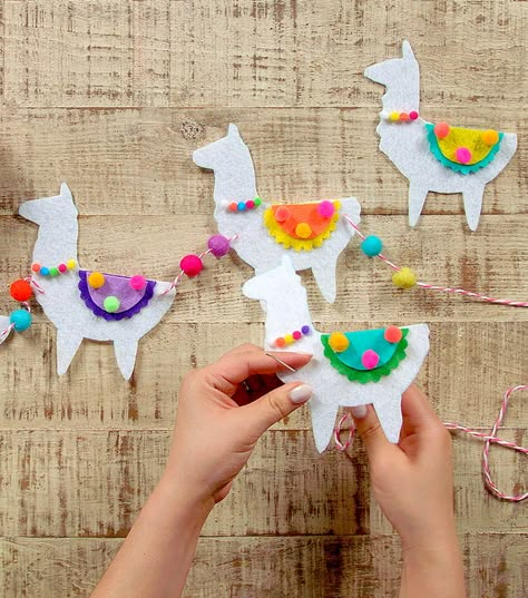 Peru Party Decorations, Diy Llama Decorations, Llama Crafts For Kids, Llama Birthday Party Decorations, Llama Birthday Party Ideas, Llama Party Ideas, Llama Decorations, Llama Crafts, Diy Llama