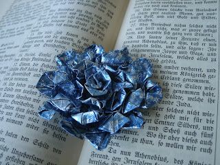 How To Make Things Out Of Gum Wrappers, Gum Wrapper Crafts, Gum Wrapper Flower, Things To Do With Gum Wrappers, Things To Make Out Of Gum Wrappers, Origami With Gum Wrappers, Gum Wrapper Origami, Gum Wrapper, Pack Of Gum