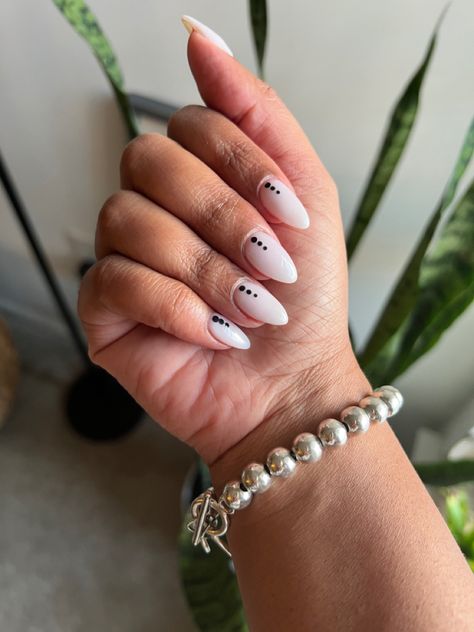 Short Almond Funny Bunny Nails, Funny Bunny Nail Design, Funny Bunny Design Nails, Funny Bunny Nails With Design, Funny Bunny Nail Color, Bunny Nail Color, Funny Bunny Nail, Funny Bunny Nails, Bunny Nails