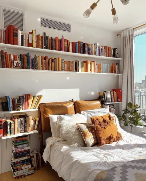 Book Worm Bedroom Aesthetic, Bookshelf Above Bed, Bedroom With Books, Refurbish Ideas, Above Bed Ideas, Noelle Downing, Home Bookshelves, Minimal Bedroom, Rooms Decor