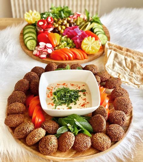 ᗩᖇᗩᗷIᑕ ᖴOOᗪ on Instagram: “Have A Beautiful Day!🌼 #falafel#ta3meya#yumm#vegetables#tahinisauce #pickles#falafelplatter#vegan#veganfood#veggies…” Falafel Board, Falafel Platter, Have A Beautiful Day, A Beautiful Day, Middle Eastern, Serving Dishes, Graduation Party, Engagement Party, Hummus