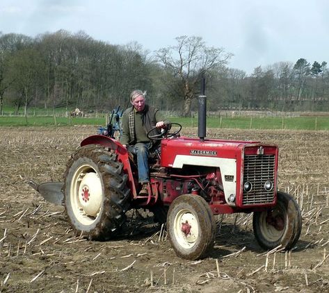 Here's an International 434 being used to plow a field. Source: Commons.wikimedia by Michael Spiller *1 Farmall Super C, Sunflower Cafe, International Harvester Tractors, International Tractors, Title Boxing, Massey Ferguson Tractors, Old Tractor, New Tractor, Truck Mods