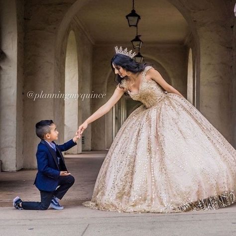 Quince Picture Ideas, Quince Court, Quinceañera Photoshoot Ideas, Quince Photoshoot Ideas, Quince Planning, Quince Pictures, Quinceanera Pictures, Xv Dresses, Sweet 15 Party Ideas Quinceanera