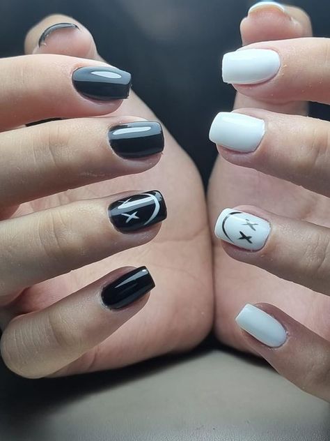 Нейтральные ногти Black Nails With White Design Simple, Black And White Shirt Nails, Gel Nails Ideas Black And White, Casual Nails Short, Gel Nails Ideas Short Black, Hellowen Nails Art, Black And White Short Nails Ideas, Short Nails Ideas Black And White, White And Black Short Nails