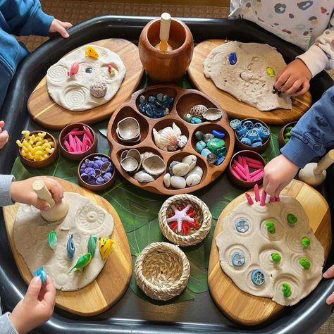 Outside Play Preschool, Playdough Loose Parts, Clay Early Years, Discovery Play Activities, Play Provocations Year 2, Playdough Tuff Tray, Playdough Station Eyfs, Filling And Emptying Activities Eyfs, Reggio Provocations Preschool