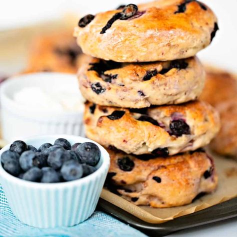 Easy Two Ingredient Blueberry Bagels - helloyummy Bagel Lunch Ideas, Bagel Recipe Ideas, Bagel Toppings Ideas, Blueberry Bagel Recipe, Bagel Lunch, Easy Homemade Breakfast, Mini Pancake Muffins, Blueberry Bagels, Types Of Bagels