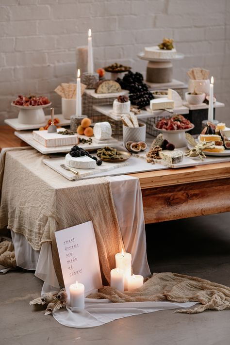 wedding grazing table with modern black and white sign Table Styling Photography, Wedding Cheese Board Display, Grazing Table Signage, Grazing Table Styling, Grazing Table Design, Minimalist Grazing Table, Modern Grazing Table, Retreat Table Decorations, Table Setting For Buffet Wedding