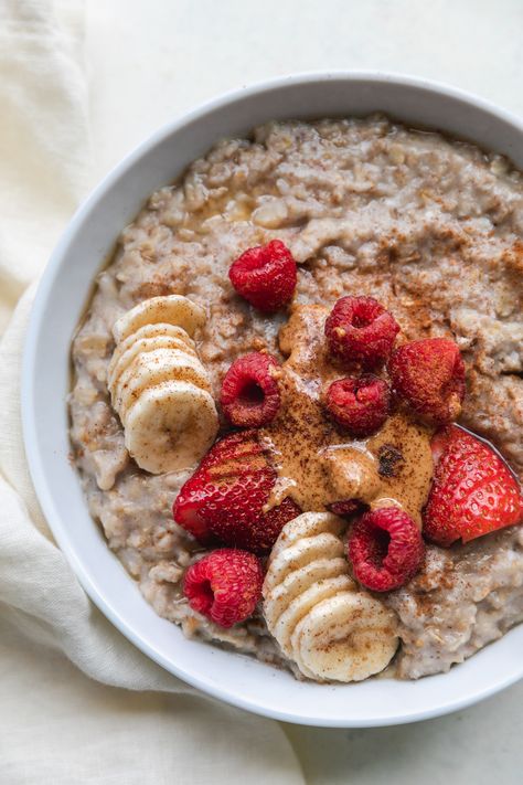 Banana and Egg White Stovetop Oatmeal | Becks Lives Healthy Stovetop Oatmeal, Egg White Oatmeal, Oatmeal Toppings, Protein Oatmeal, Banana And Egg, Yogurt And Granola, Oatmeal Recipe, High Protein Breakfast, Post Workout Food