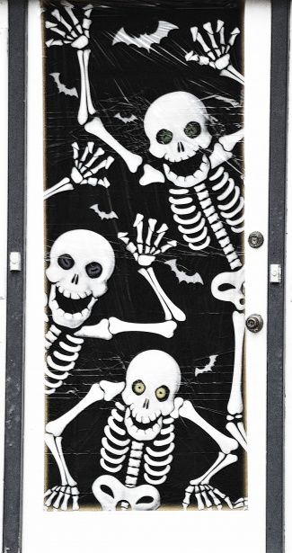 Skeletons At The Door. One of hundreds of *FREE* Halloween images, backgrounds, wallpapers, etc. for private or commercial use! Perfect for your blog, scrapbook, presentations, and all creative endeavors. Porta Halloween, Pumpkin Candy Holder, Moldes Halloween, Halloween Skeleton Decorations, Image Halloween, Skeleton Decorations, Zombie Party, Adornos Halloween, Halloween Door Decorations