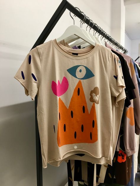 Funky Ootd, Silkscreen Tshirt, Painted Shirt, Minimal Shirt Design, Funky Patterns, Fabric Painting On Clothes, Screen Printed Tshirts, Trendy Shirt Designs, Painted Clothes